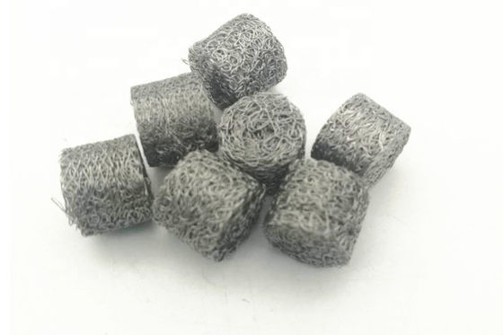 নমনীয় 20*60mm কম্প্রেসড নিটেড ওয়্যার মেশ শিল্প অ্যাপ্লিকেশনে চমৎকার পরিস্রাবণ এবং কাঠামোগত স্থিতিশীলতা প্রদান করে